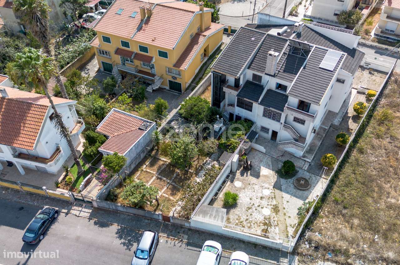 Moradia T4 (espaçosa) em Casais de Mem Martins-38