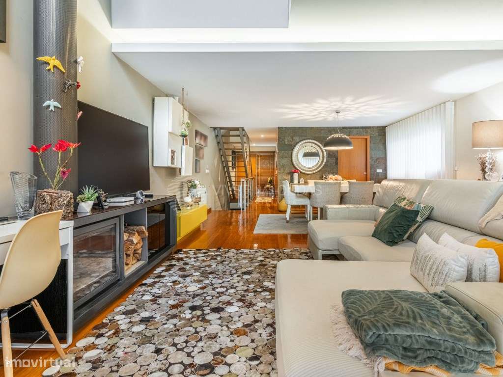 Moradia de Gaveto com 3 frentes, terraço, varandas e garagem, em Mi... - Grande imagem: 4/44