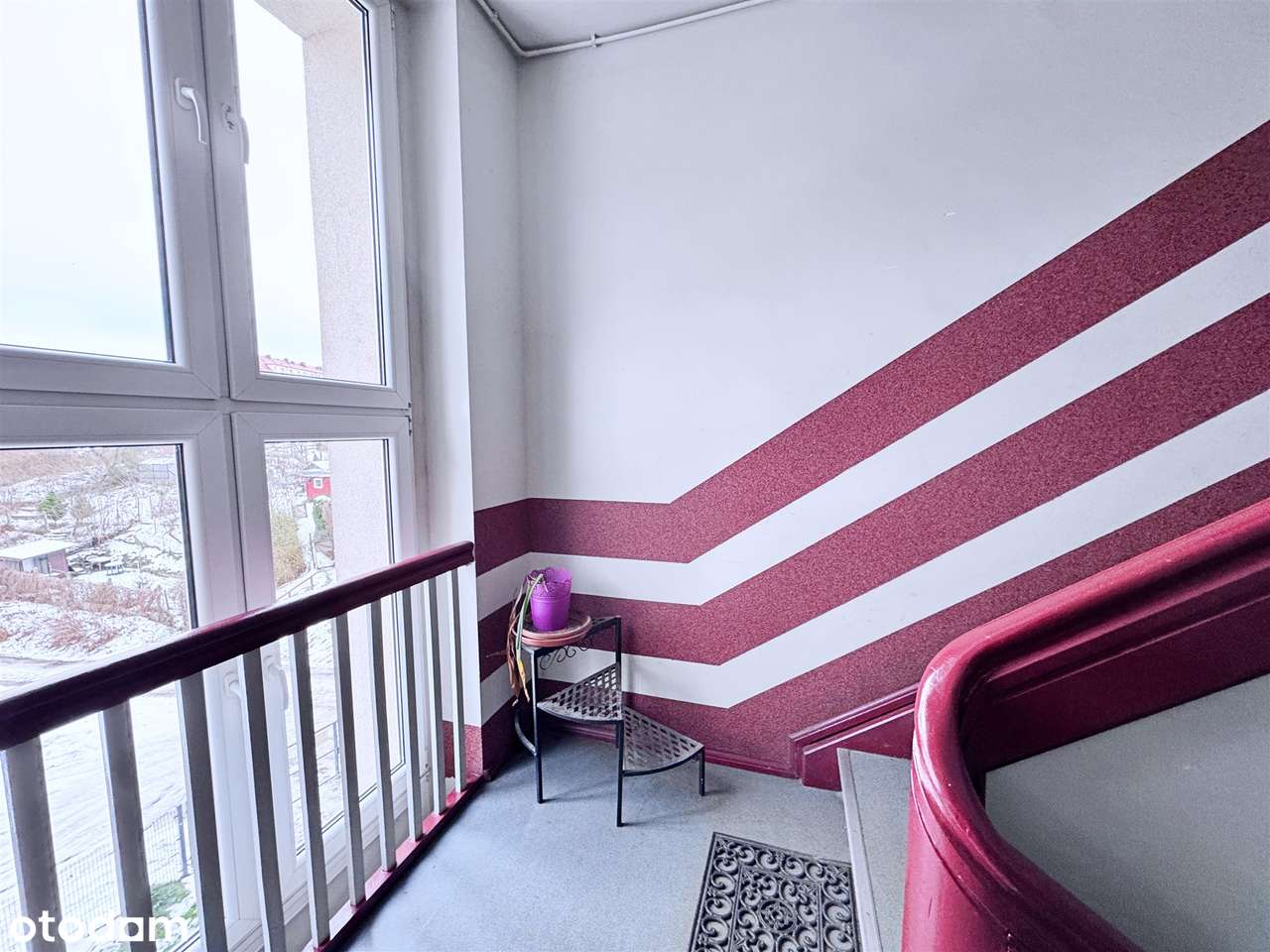 Przestronne trzypokojowe mieszkanie w dogodnej lokalizacji-1