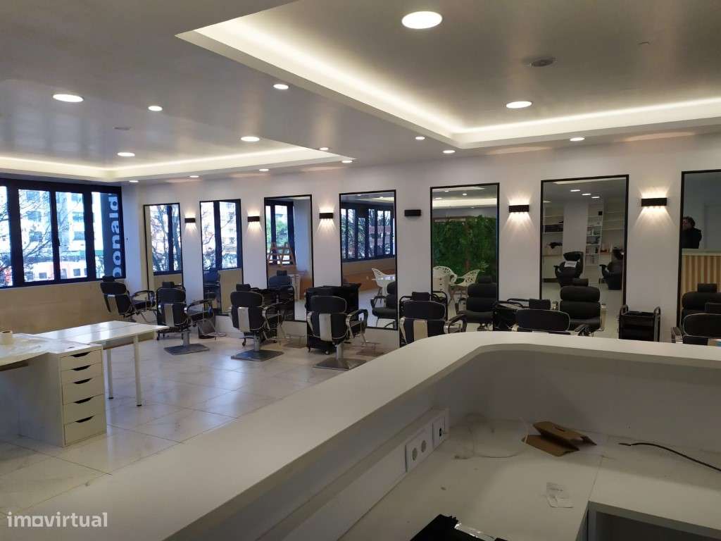 Cabeleireiro com 150m2 na Amadora - Estação-9