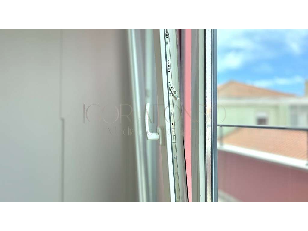 Excelente Apartamento T2 localizado na Zona Central de Azeitão-11