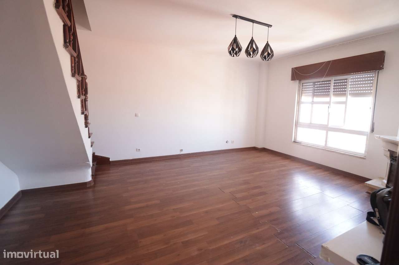 Apartamento Duplex T4+1 de ampla área, em Mem Martins-4