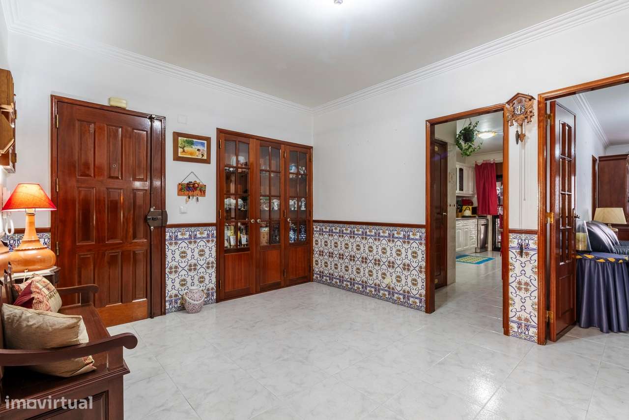 Apartamento T2 c/ 2 Lugares de Estacionamento e Terraço c/ 30m2 em Mem-5