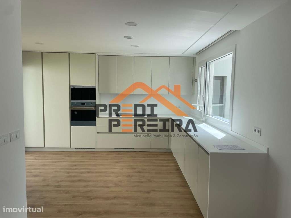 *NOVA CONSTRUÇÃO*
T3 situado em condomínio fechado, com varanda de...-23