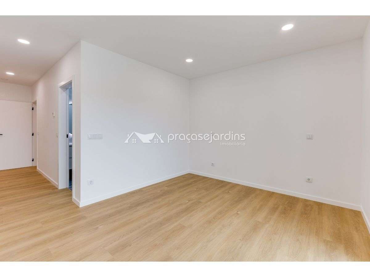Moradia T4 com jardim, garagem e carregamento para carros elétricos-12