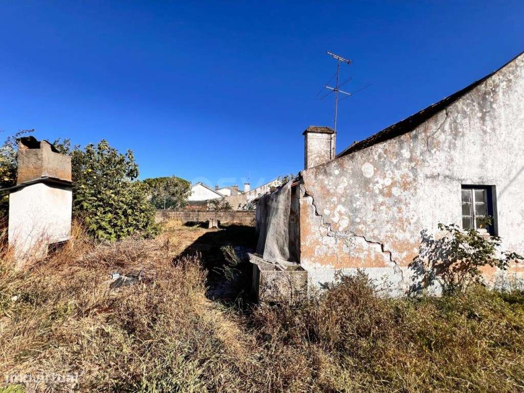 Moradia para recuperar em zona urbana de Tomar - Grande imagem: 5/20
