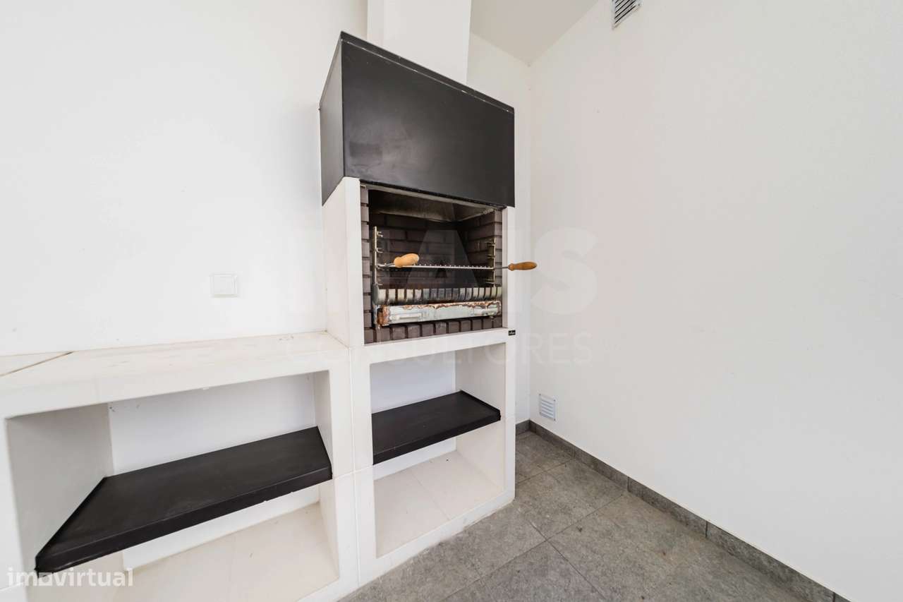 Moradia T3+2 Moderna com Vista Mar e Terraço Panorâmico-28