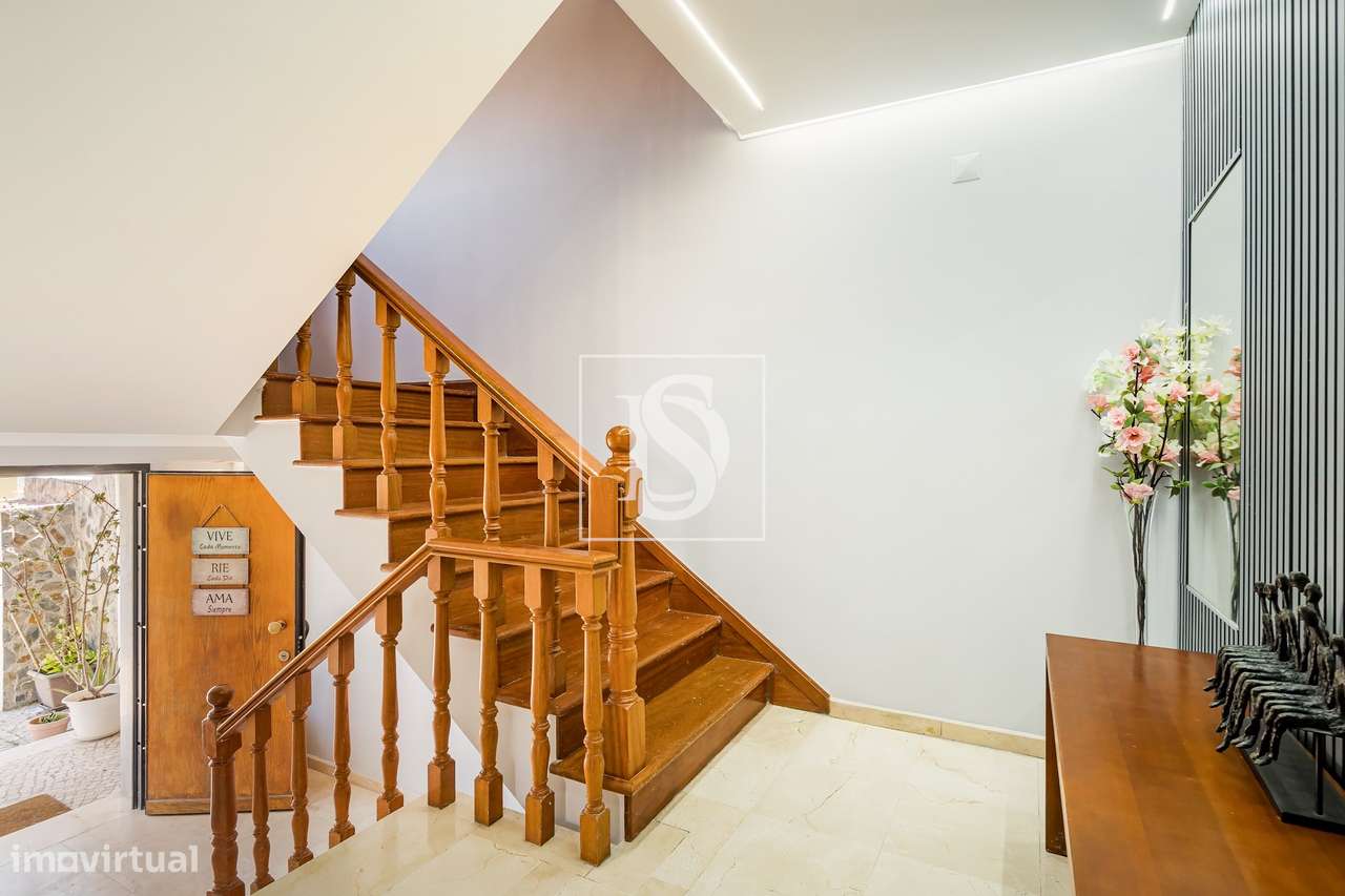 Moradia T5 em Manique de Cima com 3 Pisos-11