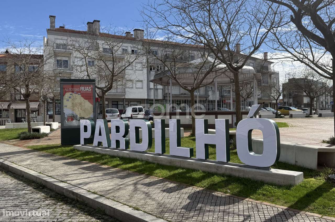 Moradia com terreno e anexos-0