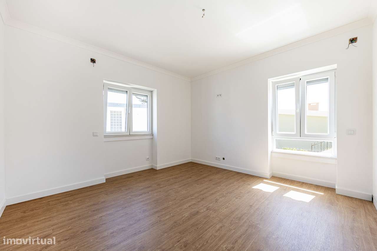 Moradia de Charme Reabilitada no centro da Parede com 434m² de Terreno-22