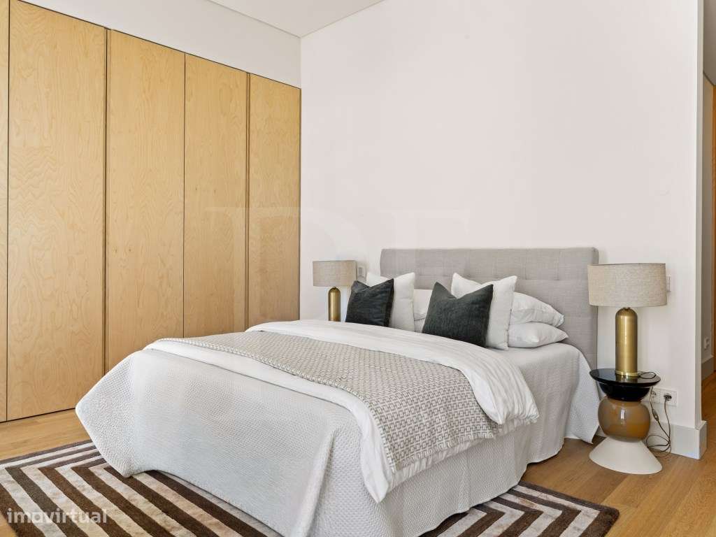 Moradia T3+1 Frente mar no Estoril, com 3 lugares de garagem e piscina-11