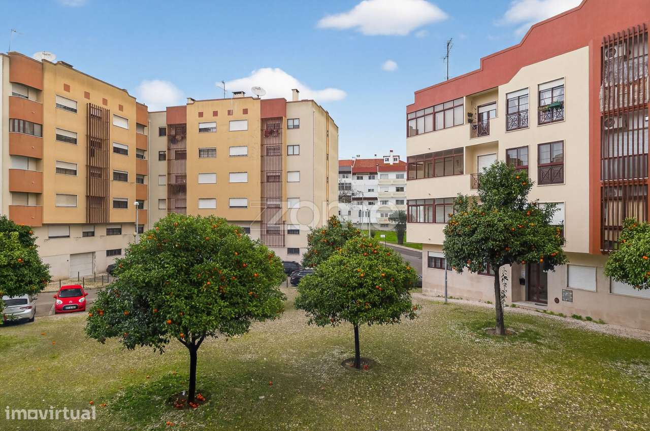 Apartamento T3 com Estacionamento e Arrecadação – Odivelas-1