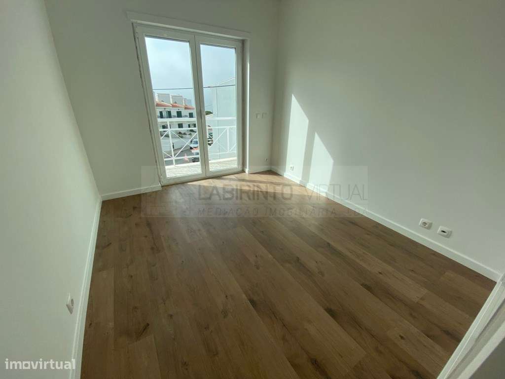 Vende-se excelente Moradia V3+1 na Ericeira, com vista mar.-23