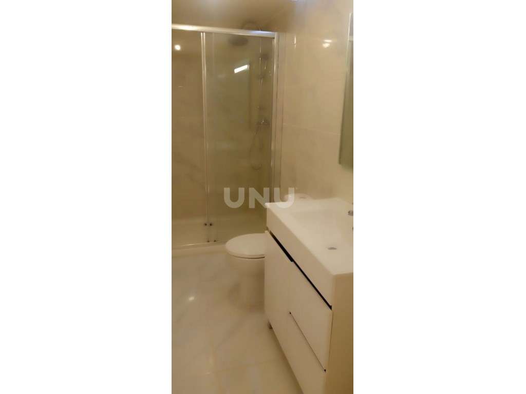 Loja com 2 pisos transformada em habitação - Laranjeiro - Grande imagem: 4/8