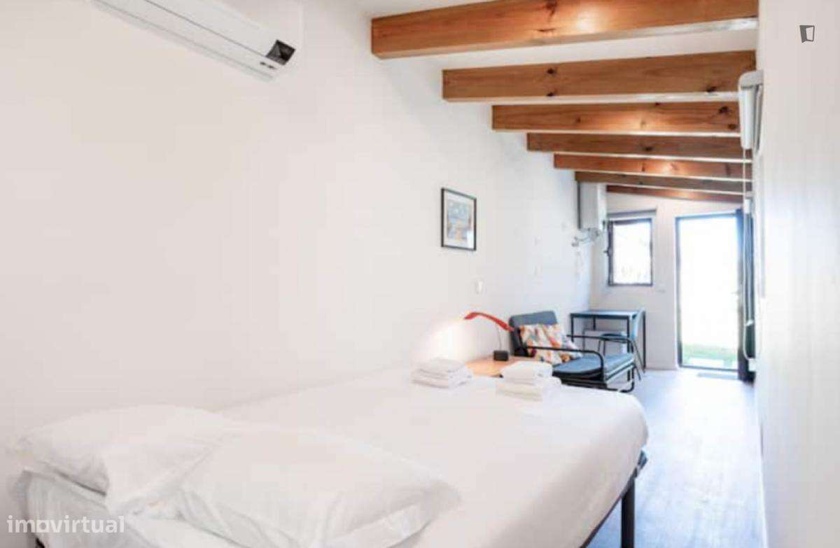 Quarto - localizado em Lordelo do Ouro Porto - Grande imagem: 2/18