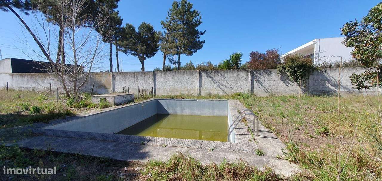 Quinta com 5000 m2  com moradia T4-7