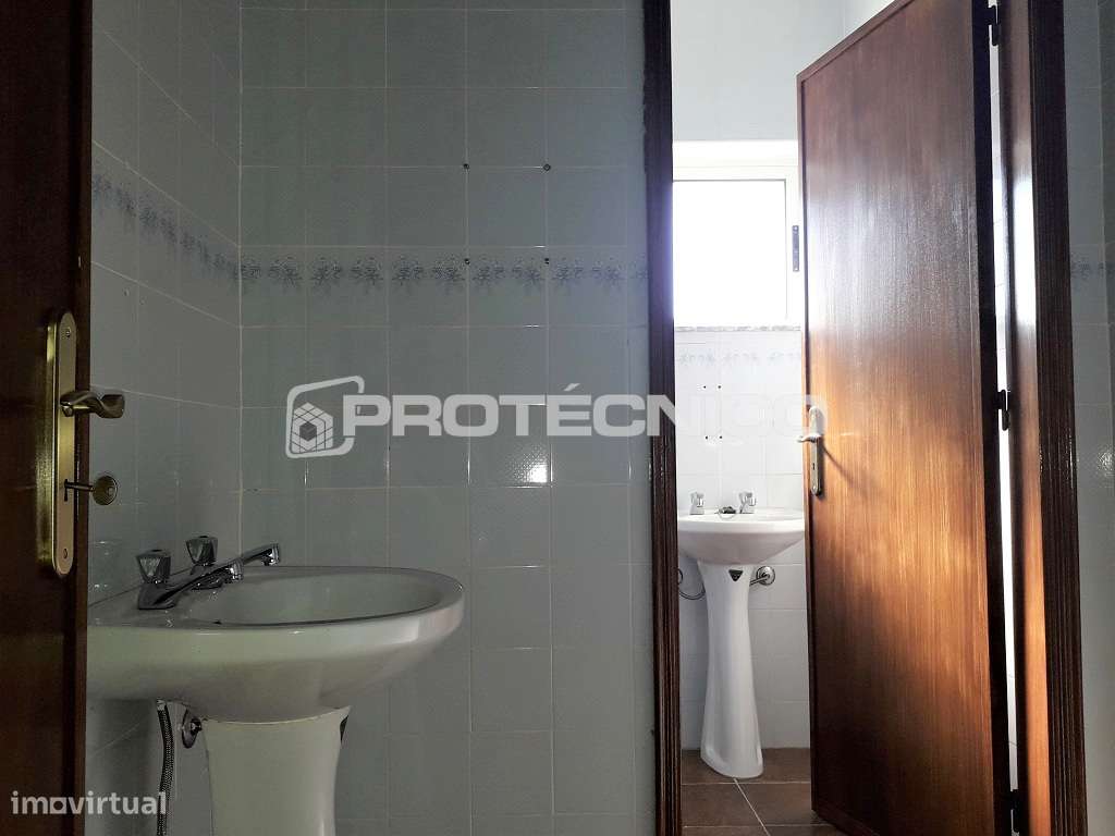 Armazém c/ 1.400m2 – Z. I. da Mota - Grande imagem: 2/15