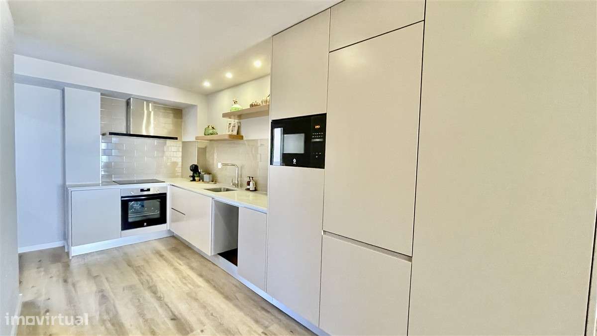 T2 remodelado-1ª linha de Mar-Mobilado e equipado-garagem-1