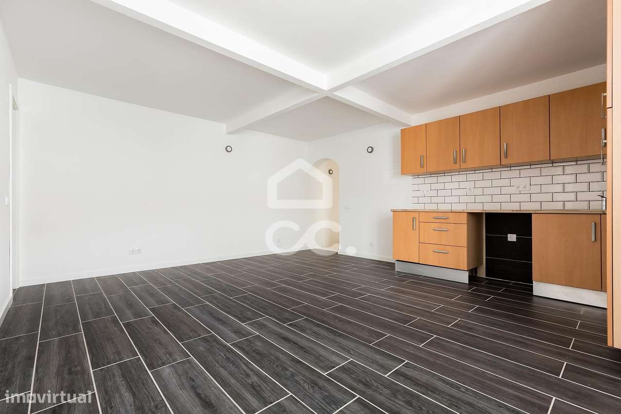 Andar de Moradia T1 Recuperado c/ Open Space, Quarto e Casa de Banho e - Grande imagem: 4/17