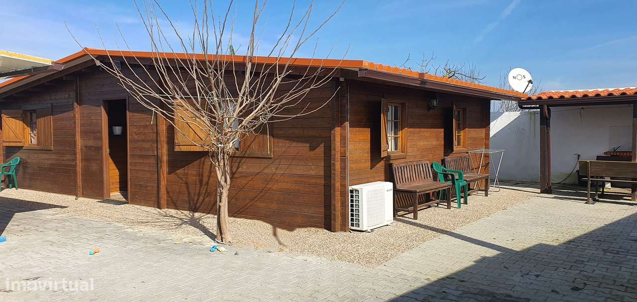 Lindíssima Moradia em Madeira inserida num terreno de 540m2 garagem-12