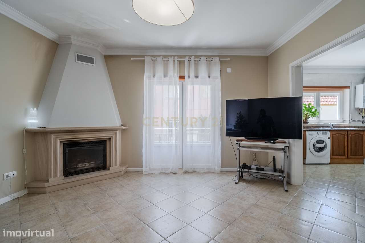 Moradia Geminada de 3 Pisos no Seixal – Vista Mar e a 5 Minutos da Pra - Grande imagem: 3/60