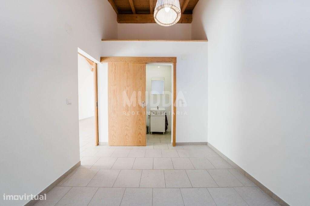 Moradia térrea T1+1 renovada com charme na Rua Direita, 35 mesmo no co-11