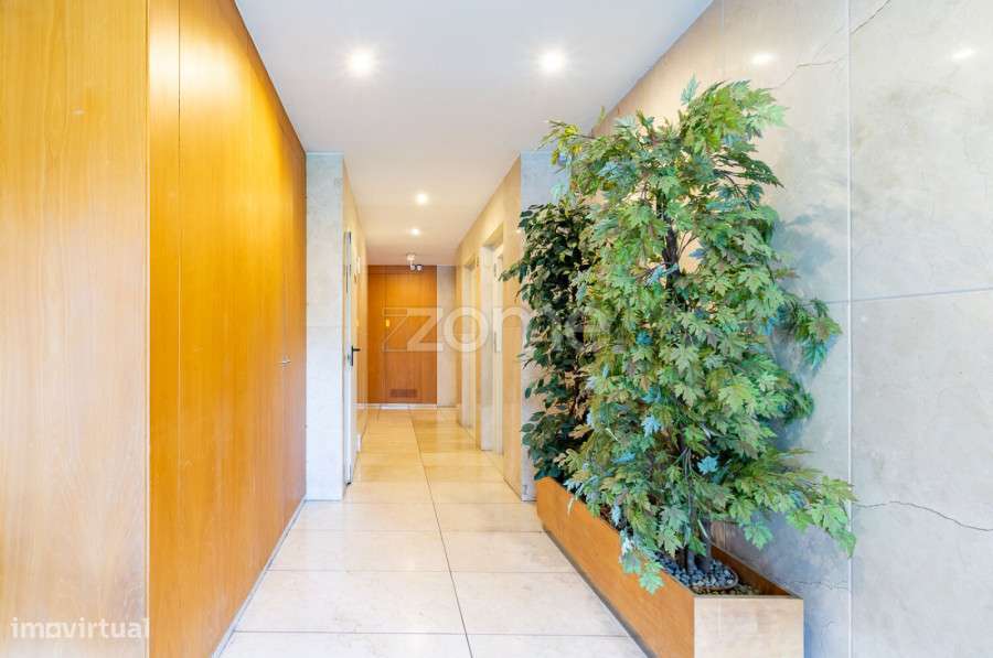 Apartamento T2+1 com Piscinas, Ginásio, Sala de Jogos e 2 Garagens-29