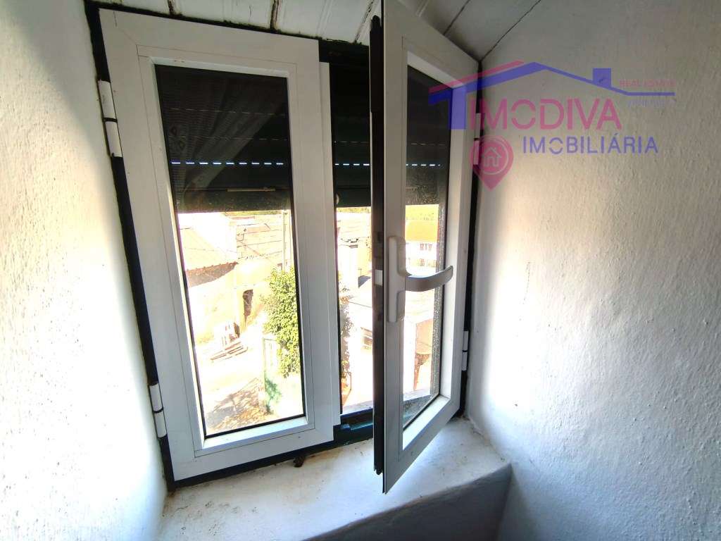 Moradia T2+1 habitável com casa de arrumos e terreno em Graça - Grande imagem: 5/49