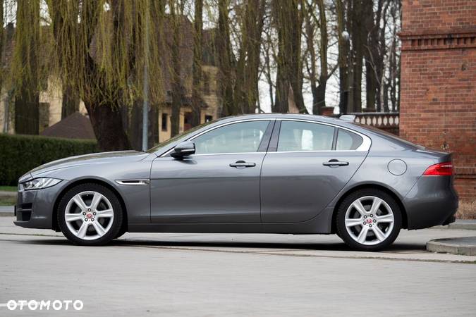 Jaguar XE 2.0 T Portfolio - 2