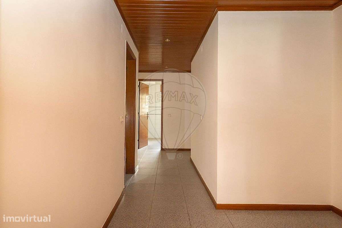 Apartamento T2 com Arrecadação em Paio Pires-31