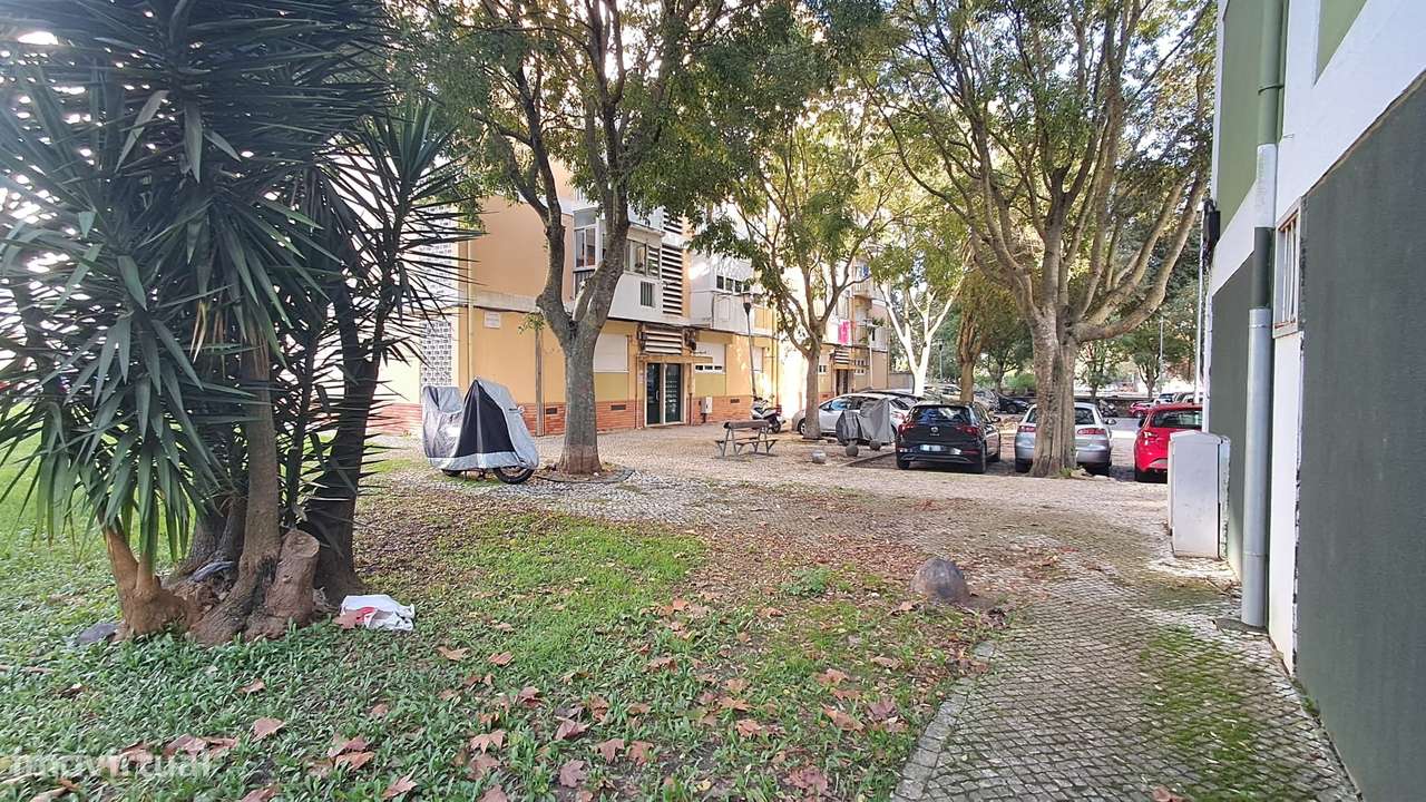 Apartamento T2 Remodelado em Benfica-22