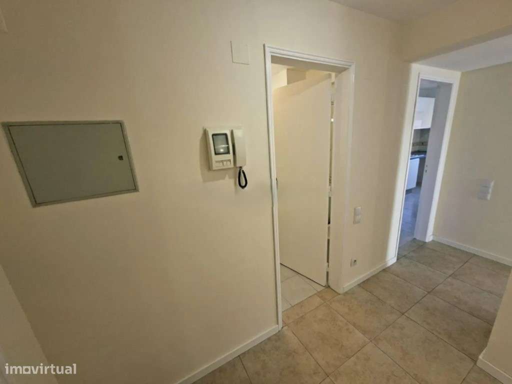 Apartamento T2 Remodelado na Tapada das Mercês-11