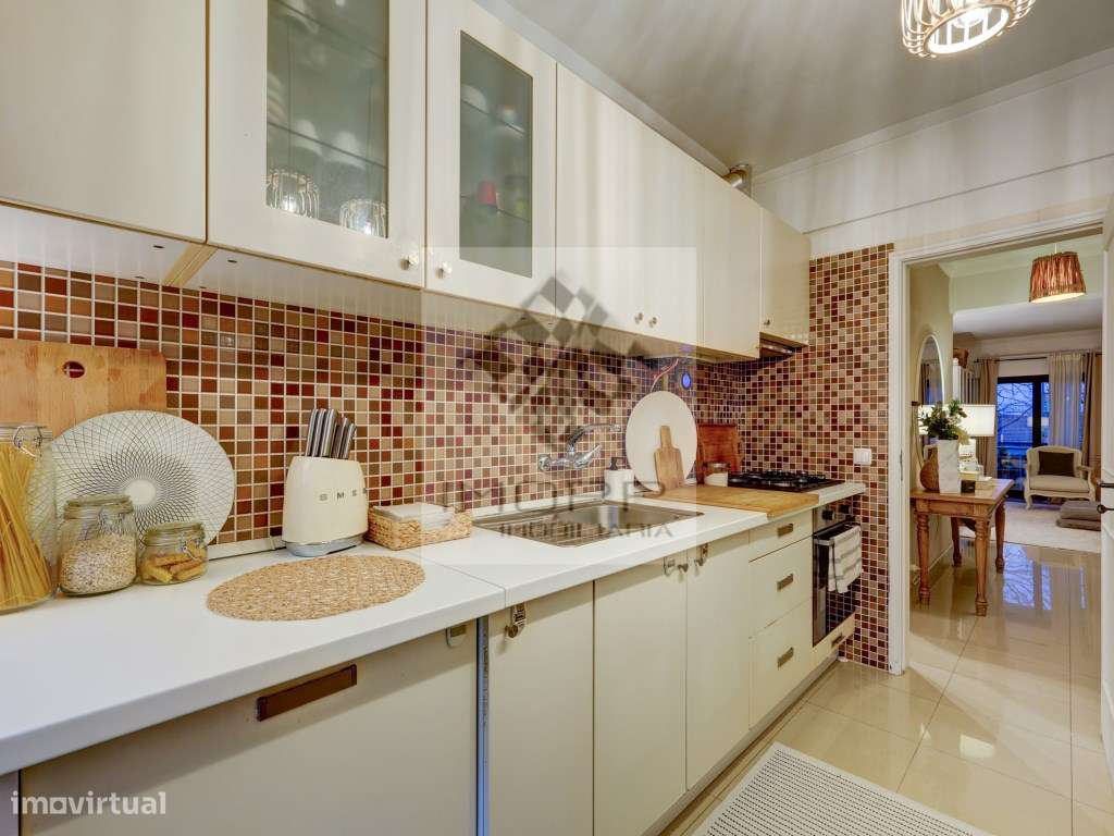 Apartamento T2 com varanda no centro de Carnide-12