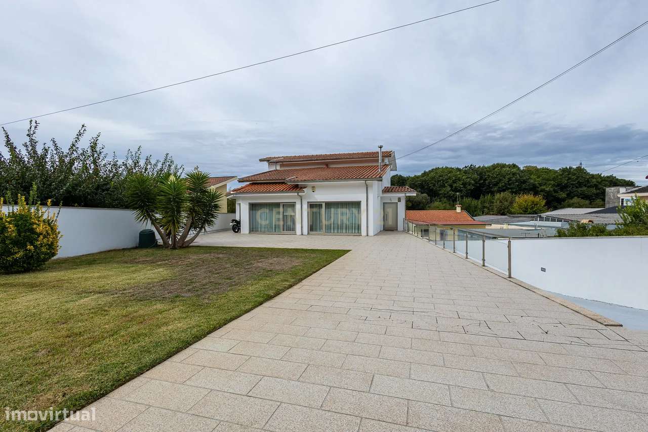 Moradia T4 - Vila de Cucujães - Oliveira de Azeméis-0