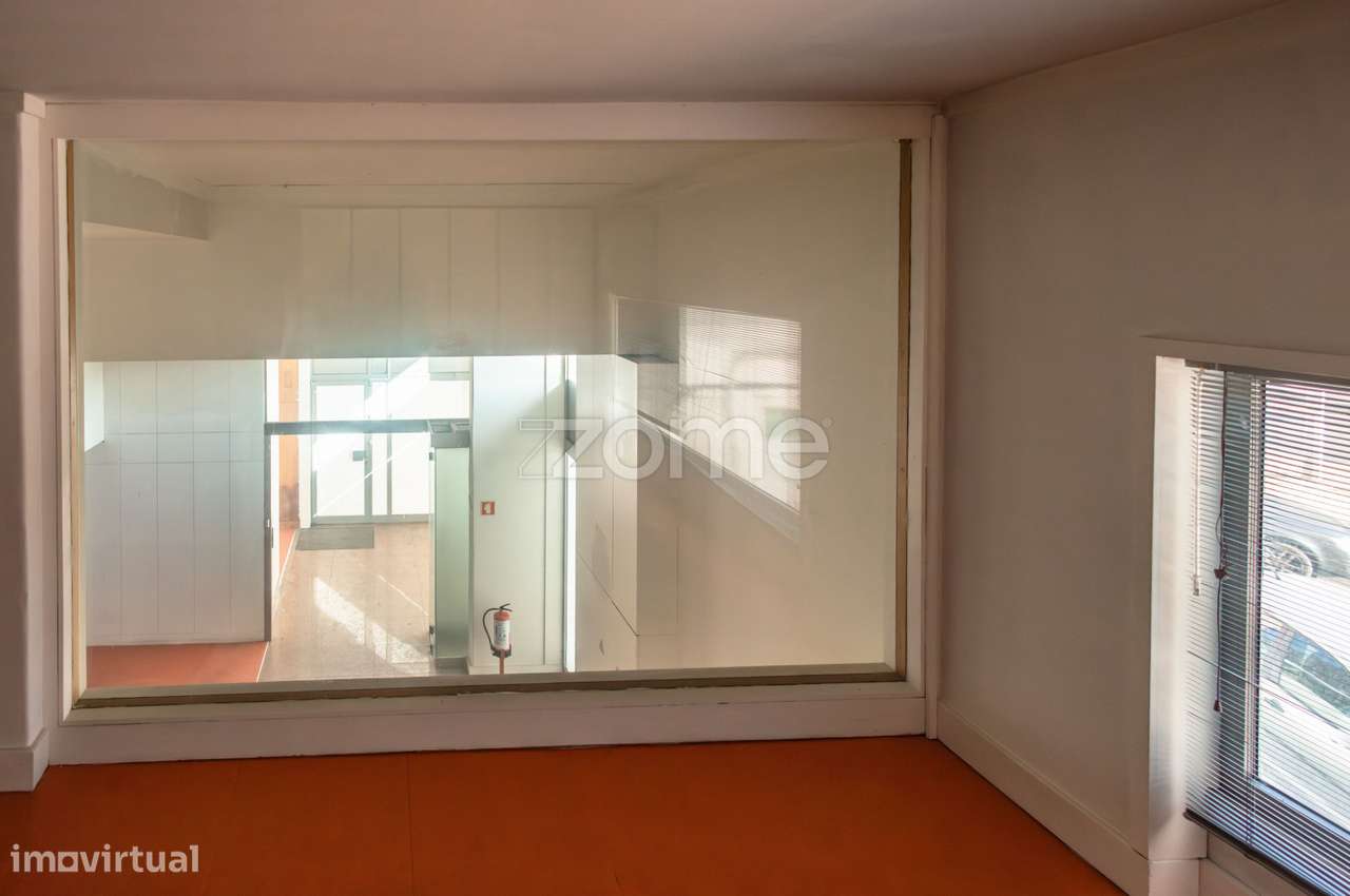 Loja com montra de 175m2 em Odivelas-13