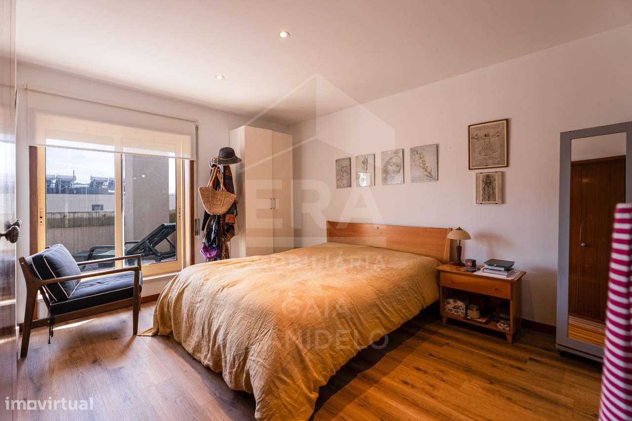 T2 Duplex com Terraço e Garagem Dupla-9