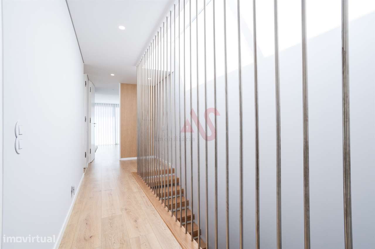 Moradia t4 com acabamentos de luxo, situada na vila de Fernão Ferro - Grande imagem: 5/31
