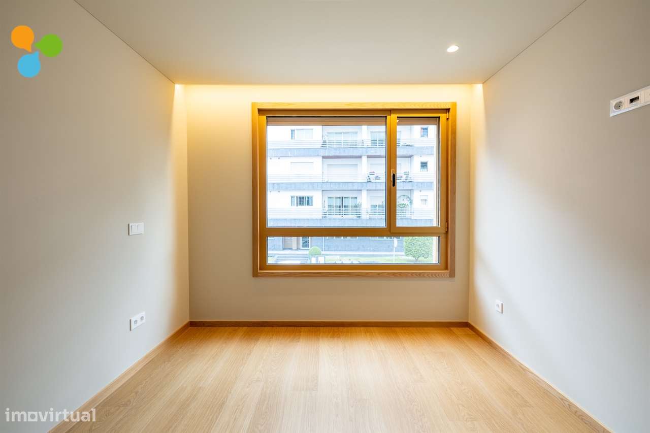 Apartamento T3 novo c/ varanda e 2 lugares de garagem-16