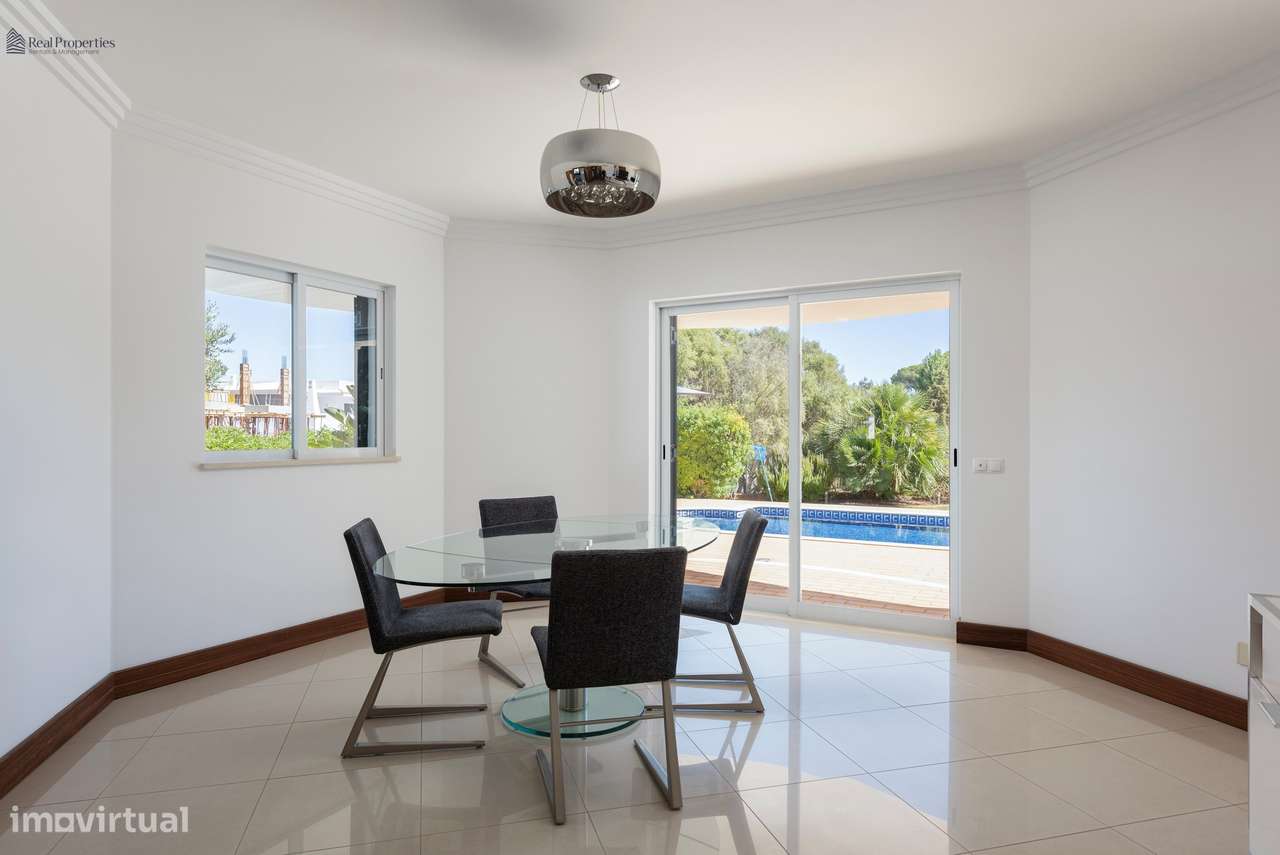 Moradia Térrea T4 Isolada em Albufeira – Um Refúgio de Luz, Conforto e-6
