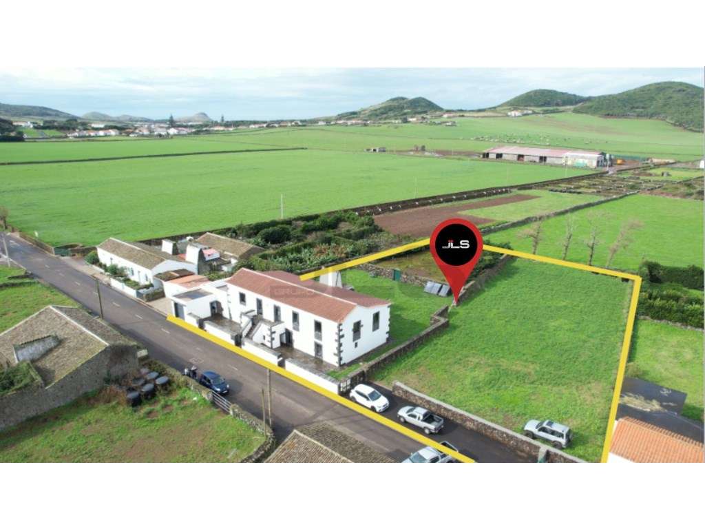 Moradia dividida em 2 apartamentos inserida em terreno com 3978m2, ... - Grande imagem: 3/16