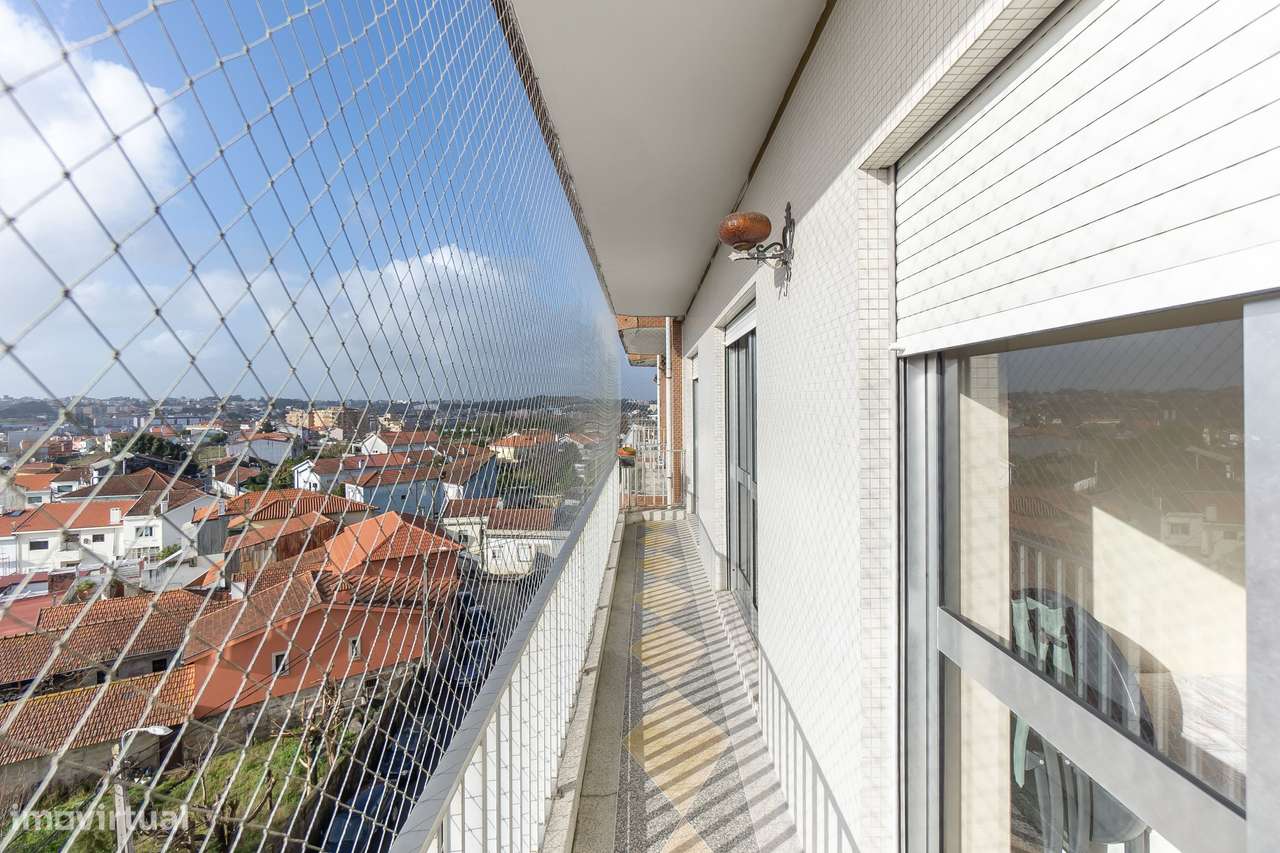 T3 com Varanda + Garagem | A 600m do Metro da Venda Nova-11