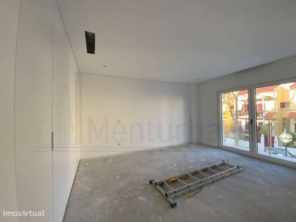 MORADIA T4 EM CONDOMÍNIO COM PISCINA - ESTORIL-17