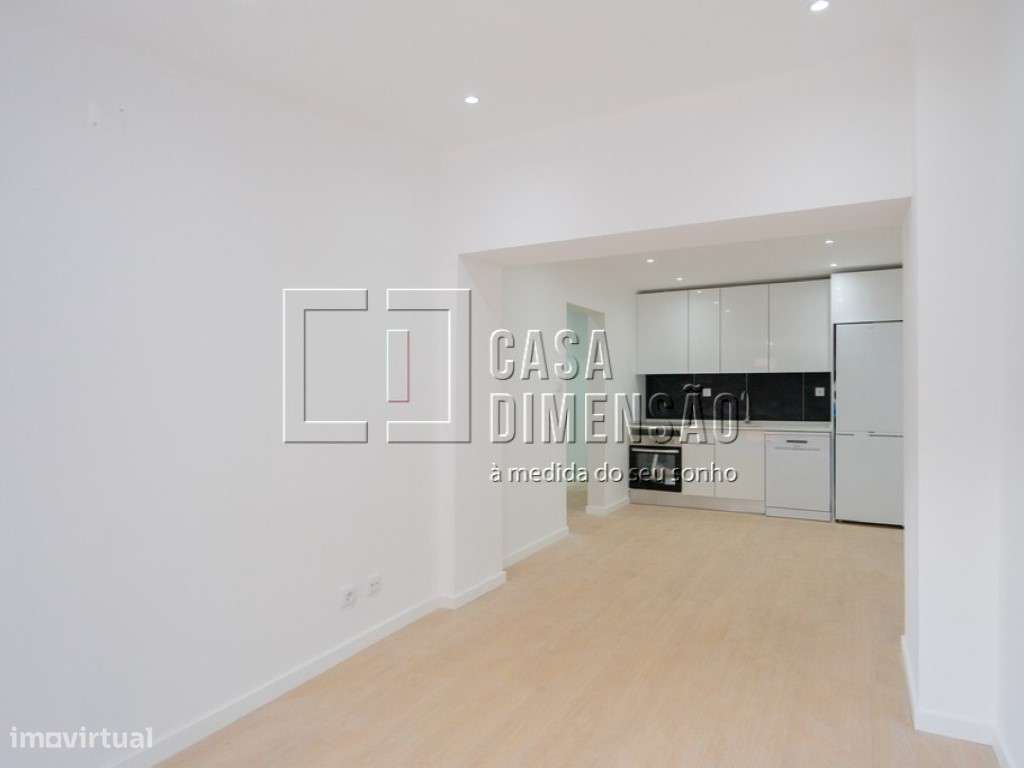 Apartamento T3 em fase de remodelação, na Amadora!!-5