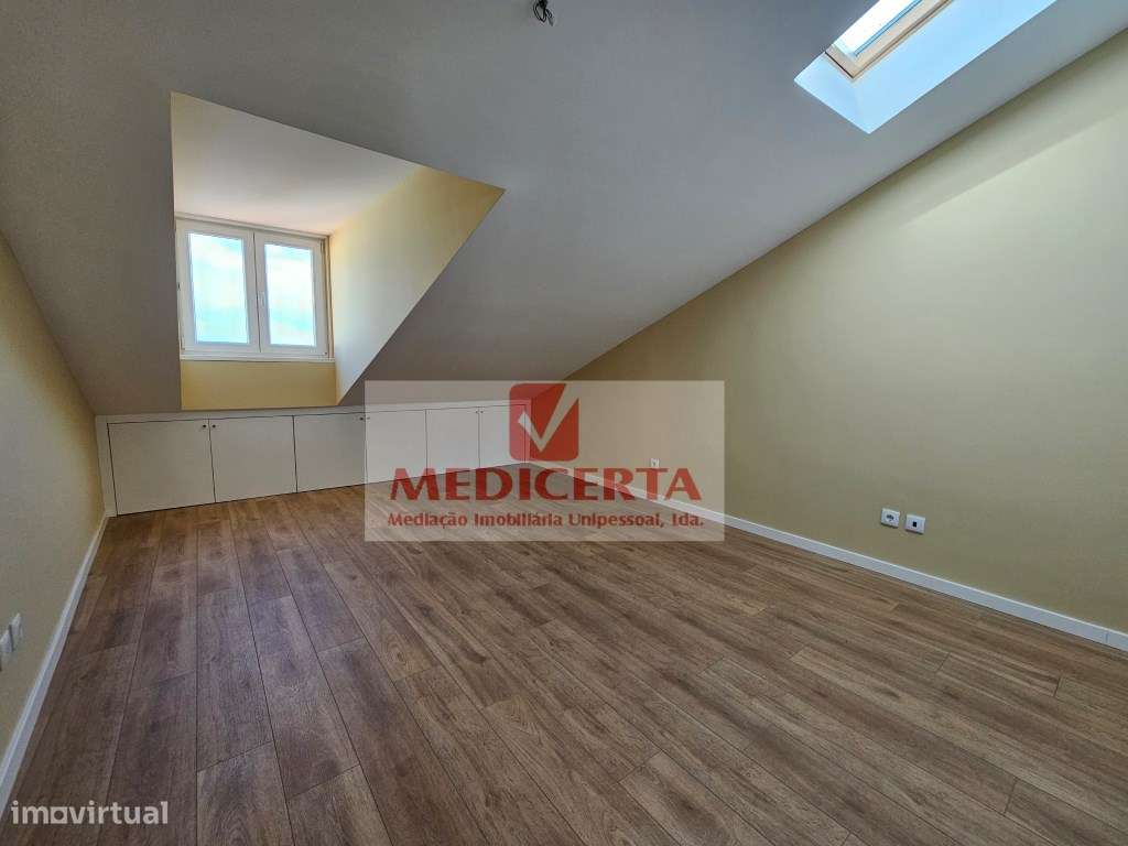Massamá - Centro T3 Duplex(140m2) Totalmente remodelado-20