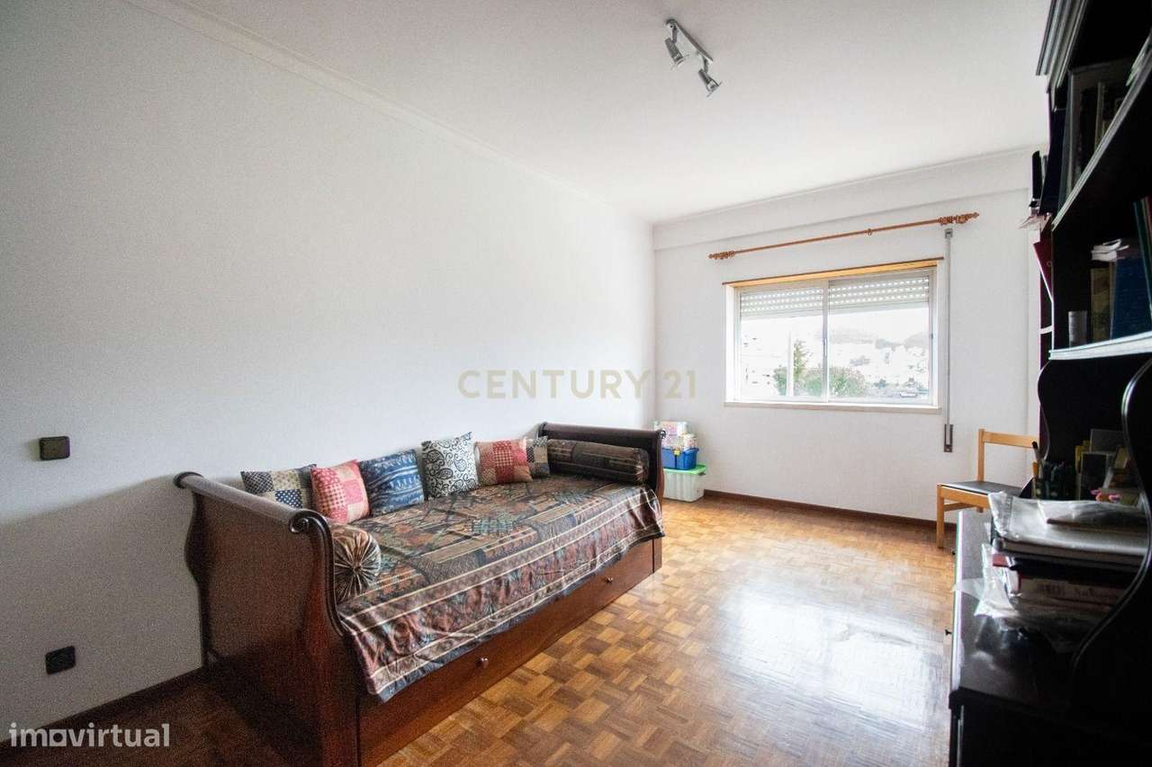 Apartamento T2 com Garagem e Vista Panorâmica – Rua António Jardim, Co-8