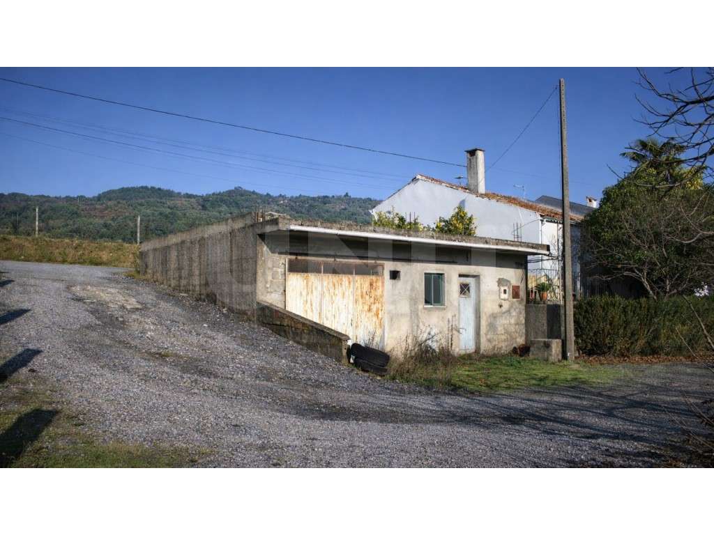 Terreno urbano com casa para recuperar + terreno rústico adjacente ... - Grande imagem: 2/10