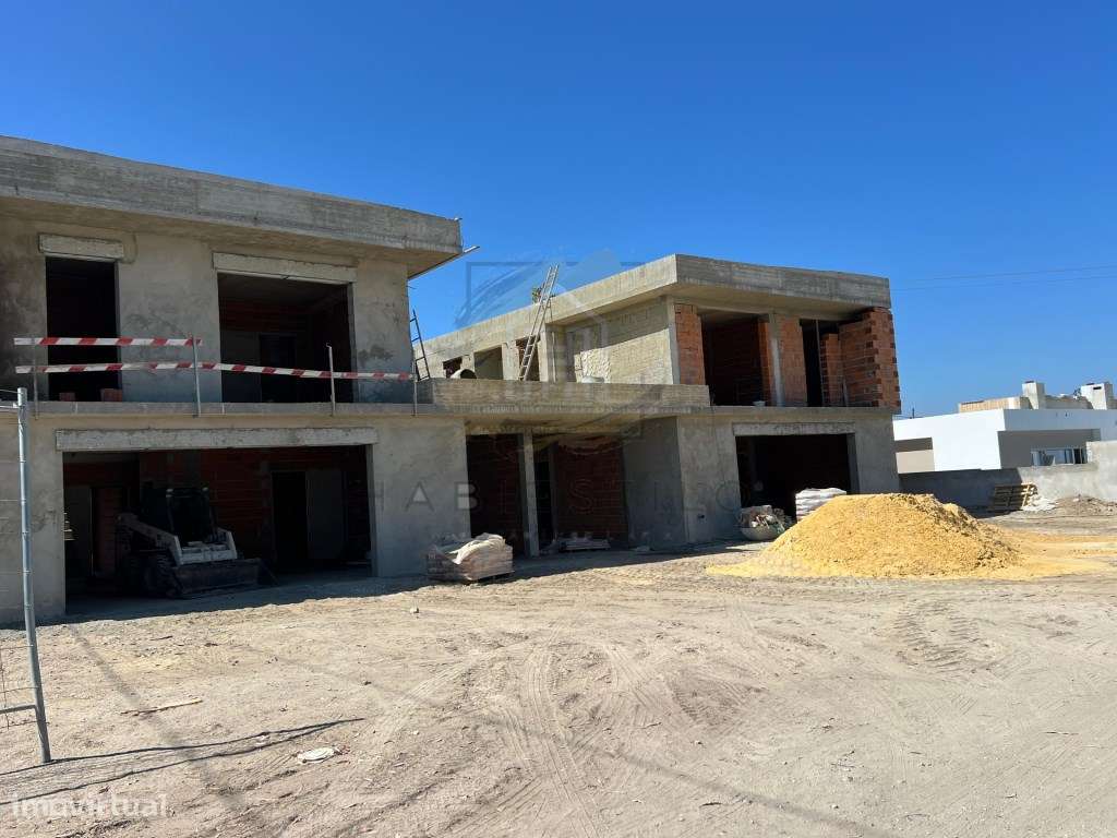 Moradia moderna com piscina, Suites e acabamentos de alta qualidade - Grande imagem: 2/33