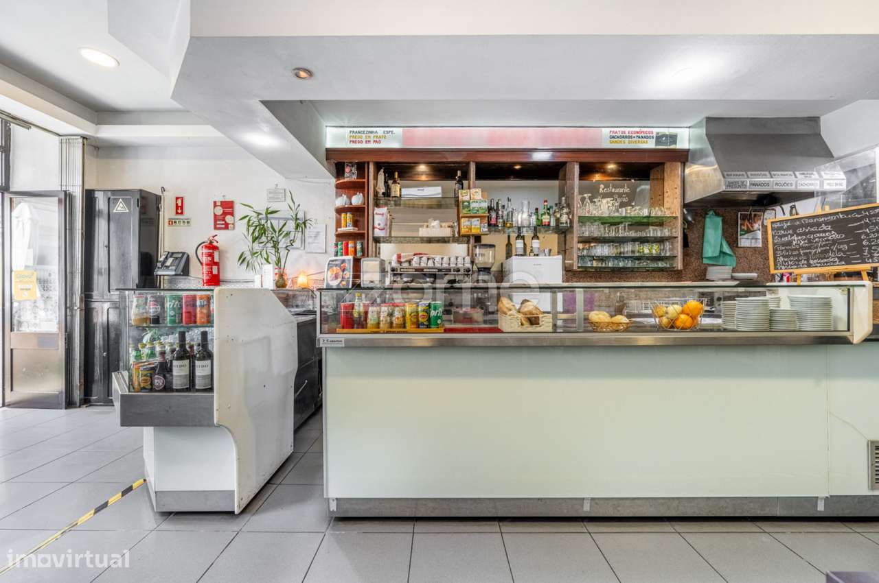 Trespasse de restaurante na Rua do Heroísmo - Porto - Grande imagem: 1/17