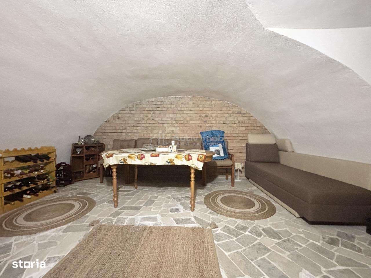 Refugiu urban cu personalitate – Casa cu mansarda si crama amenajata --17