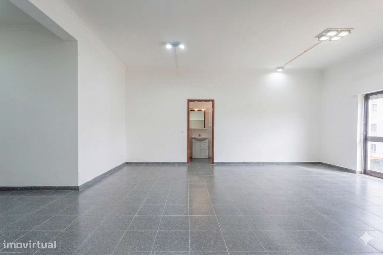 Loja c/ Excelente Luz Natural e Potencial de Conversão em Habitação T2-3